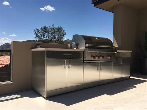 Stainless Steel Outdoor Kitchen: In